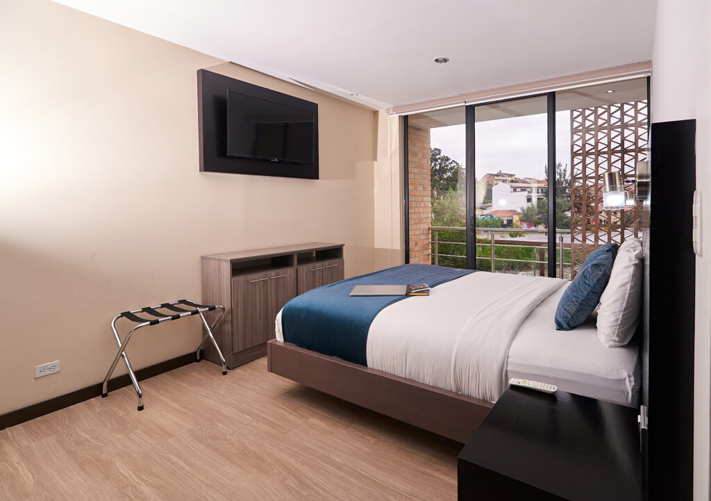 Habitación con cama grande y muebles elegantes