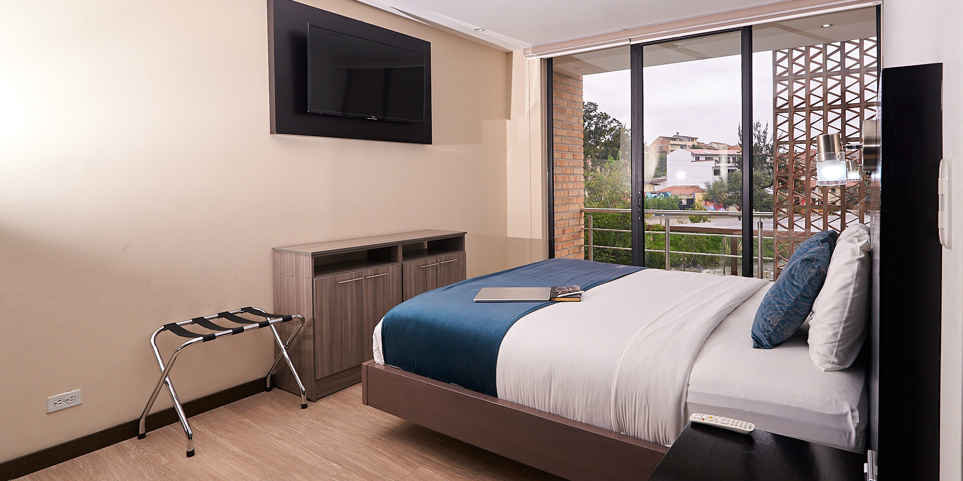 Suite con vista panorámica a Cuenca Habitación con cama grande y muebles elegantes