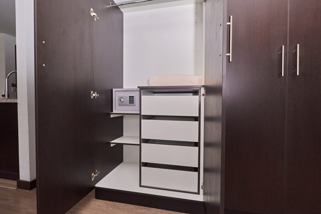 Habitación con ambiente relajante y moderno