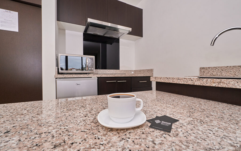 Habitación amplia con tonos neutros y suaves