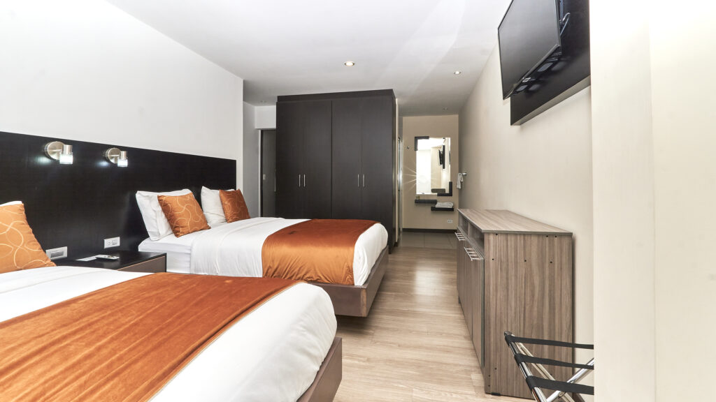 Suite amplia con baño privado y amenities