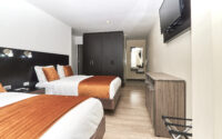 Suite amplia con baño privado y amenities