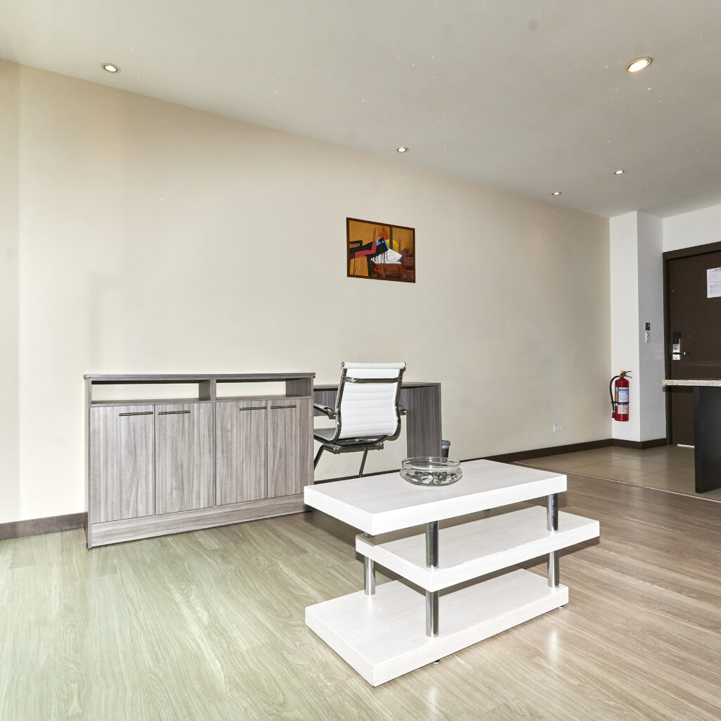 Habitación con decoración floral y pétalos rojos