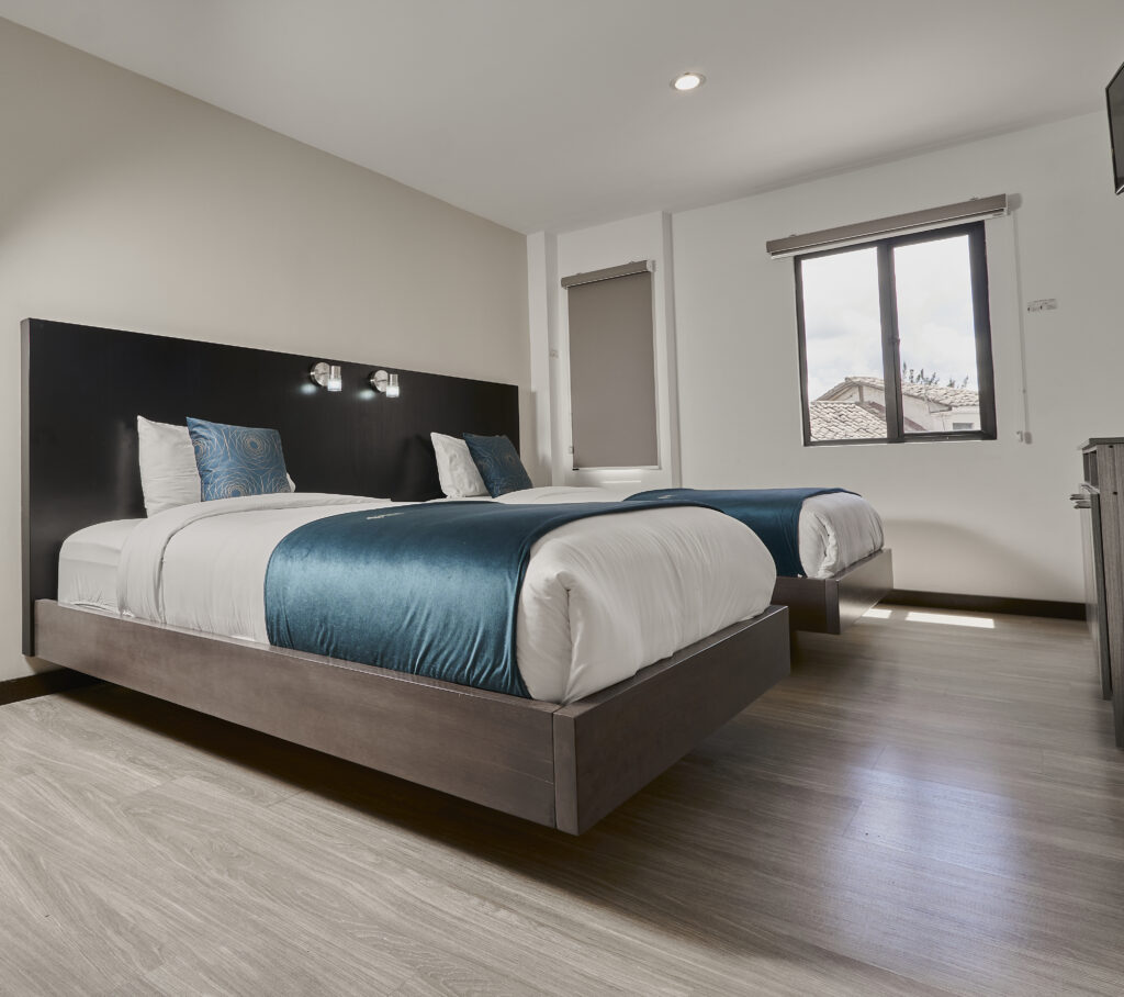 Habitación con decoración moderna y cálida