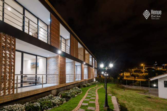 Suite con sala de estar y diseño contemporáneo