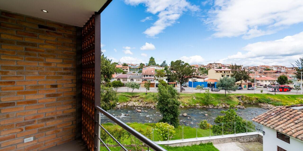 Habitación de hotel con decoración minimalista