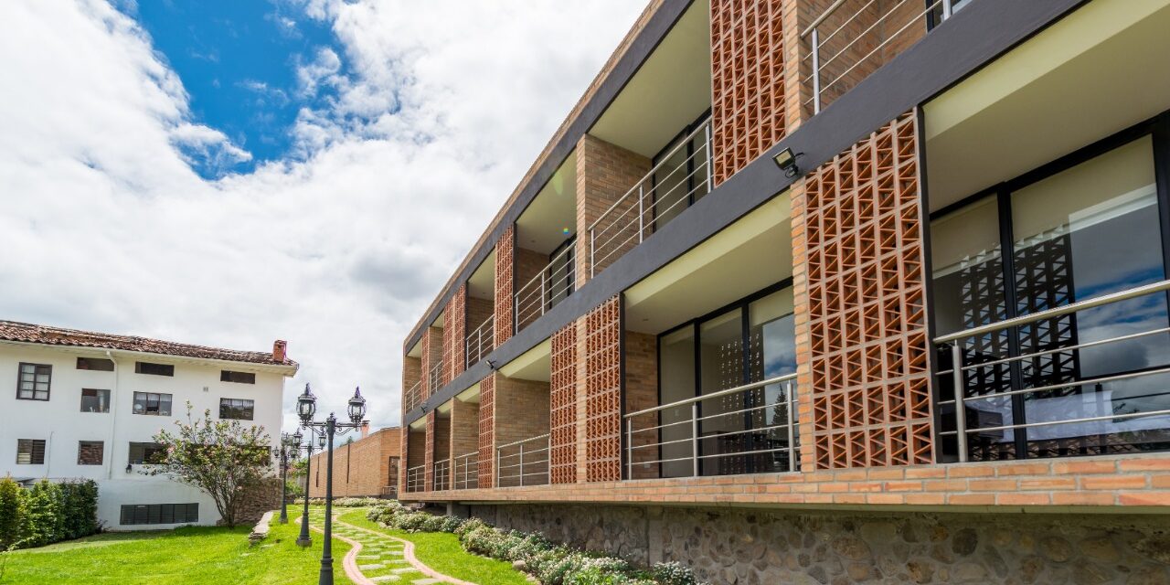 Suite con área de descanso y comedor pequeño