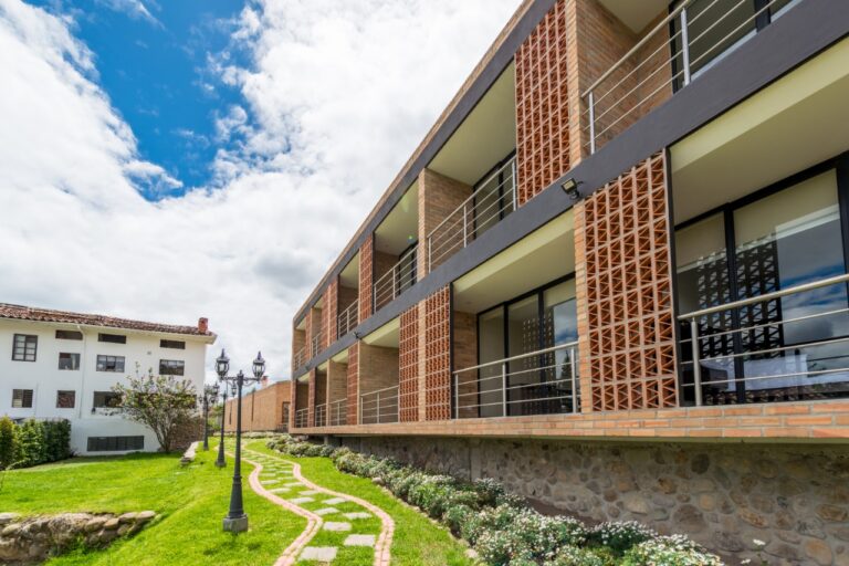 Suite con área de descanso y comedor pequeño